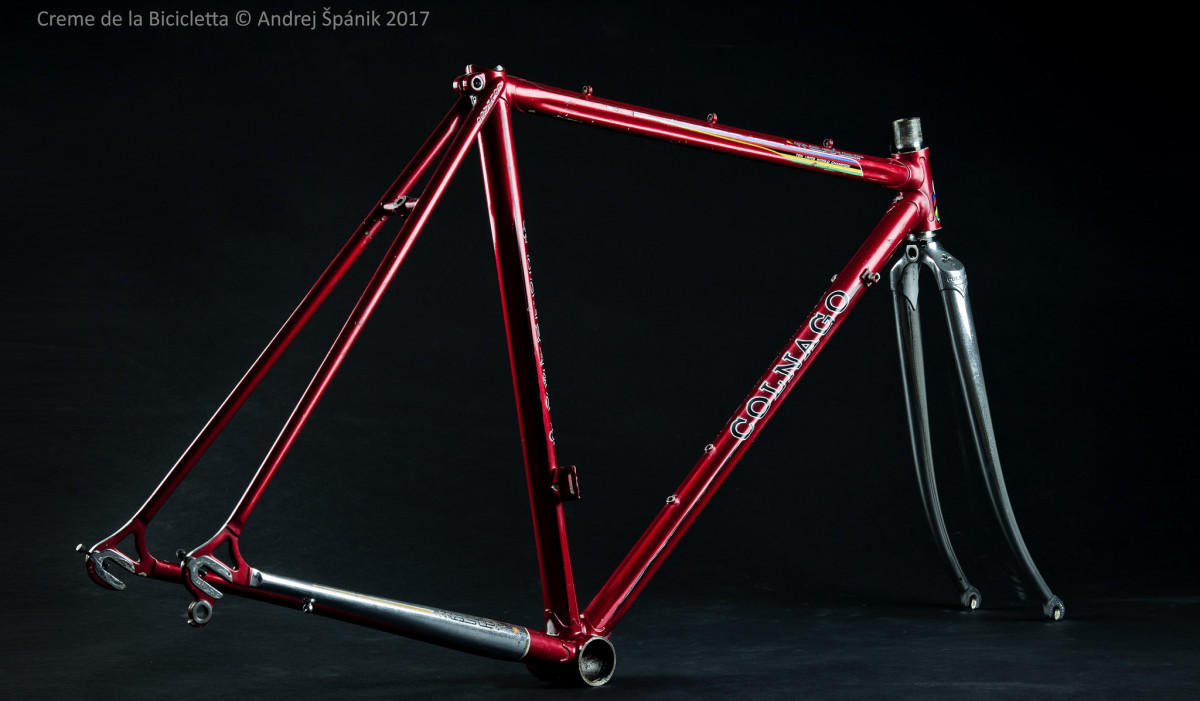 Colnago Master z roku 1984-85. Pravdepodobne experimentálny kus poskladaný z unikátnej konfigurácie rúrok Columbus Gilco. Akýsi hybrid medzi eEsa-mexico a klasickým Mastrom. Identický exemplár som za 8 rokov praxe nenašiel. Colnago Master z roku 1984-85. Pravdepodobne experimentálny kus poskladaný z unikátnej konfigurácie rúrok Columbus Gilco. Akýsi hybrid medzi eEsa-mexico a klasickým Mastrom. Identický exemplár som za 8 rokov praxe nenašiel.