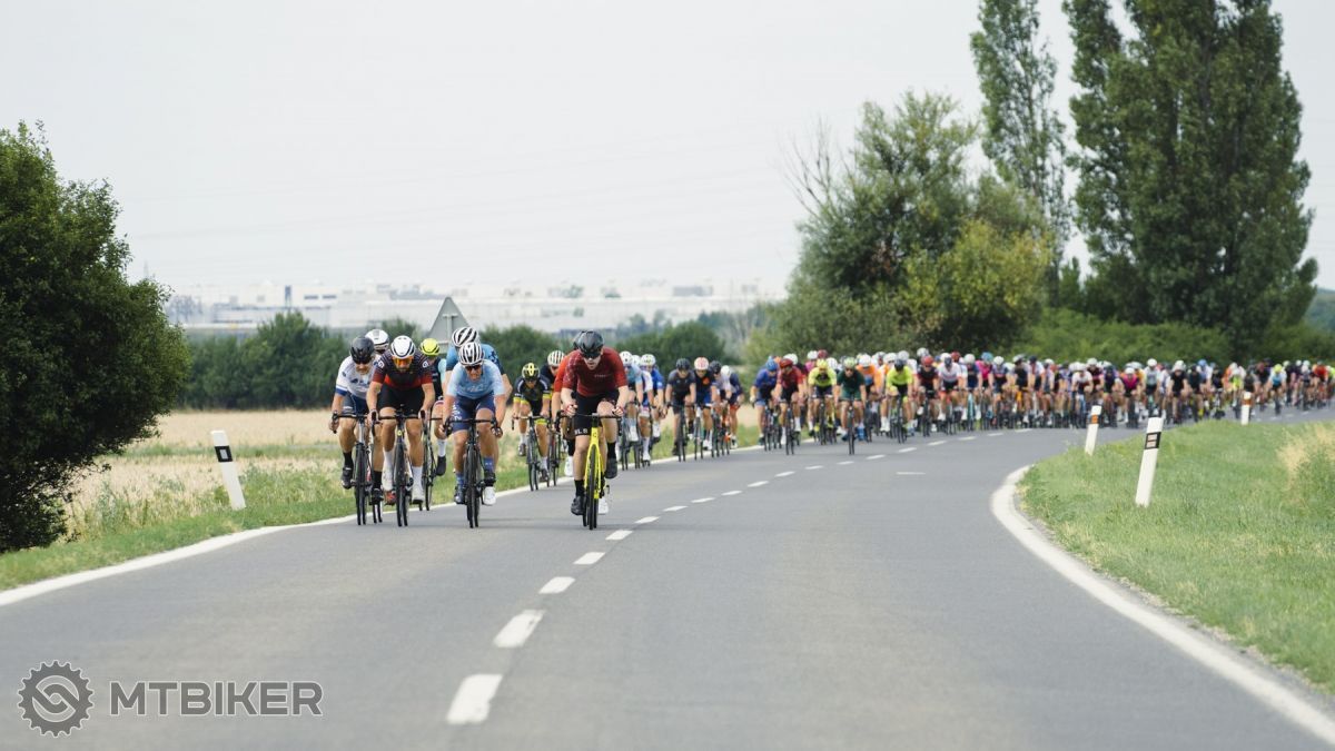 Trať je pre väčšinu účastníkov bez áut, ale jazdí sa podľa pravidiel. Cyklisti na ceste, Gran Fondo