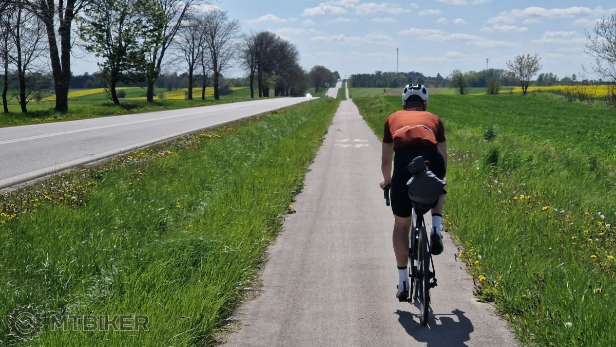 Poľsko sa občas blyslo skvelými cyklotrasami. Cyklista na cyklotrase