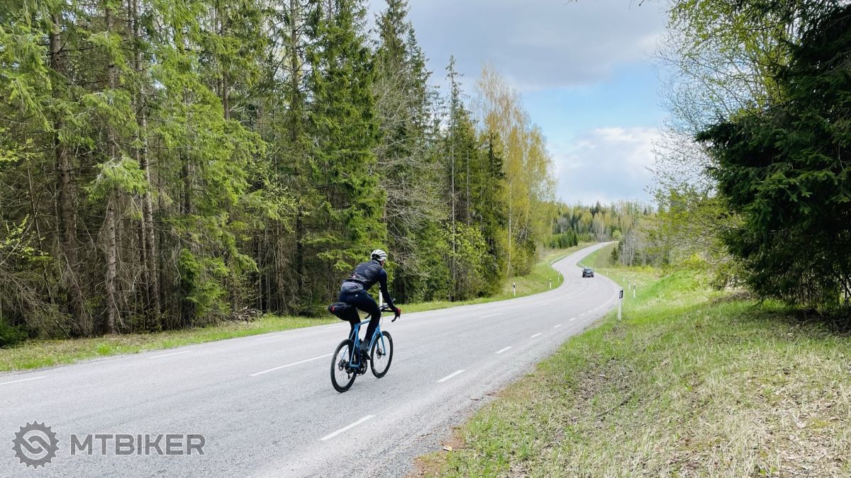 Jonathan je na dlhých trasách nezničiteľný parťák. Cyklista na ceste pri lese