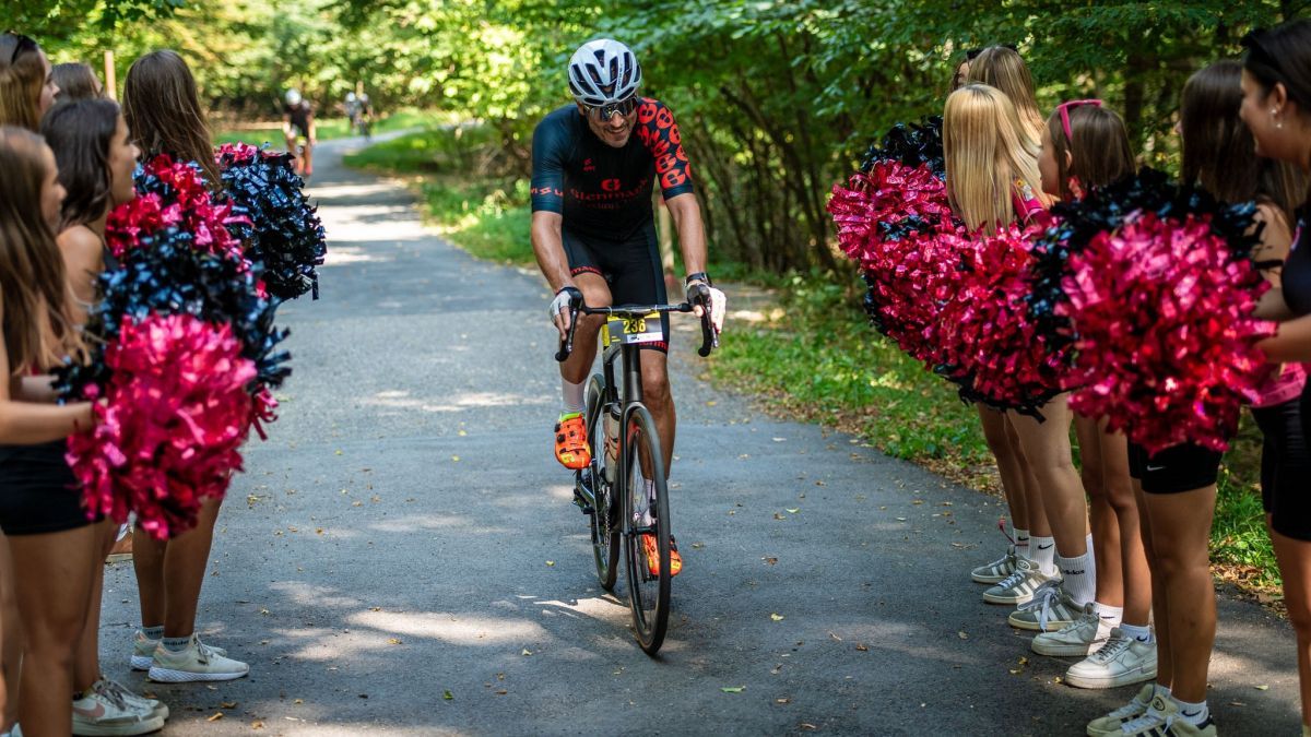 pretekár prechádzajúci okolo povzbudzujúcich fanúšikov, L’Etape Slovakia by Tour de France