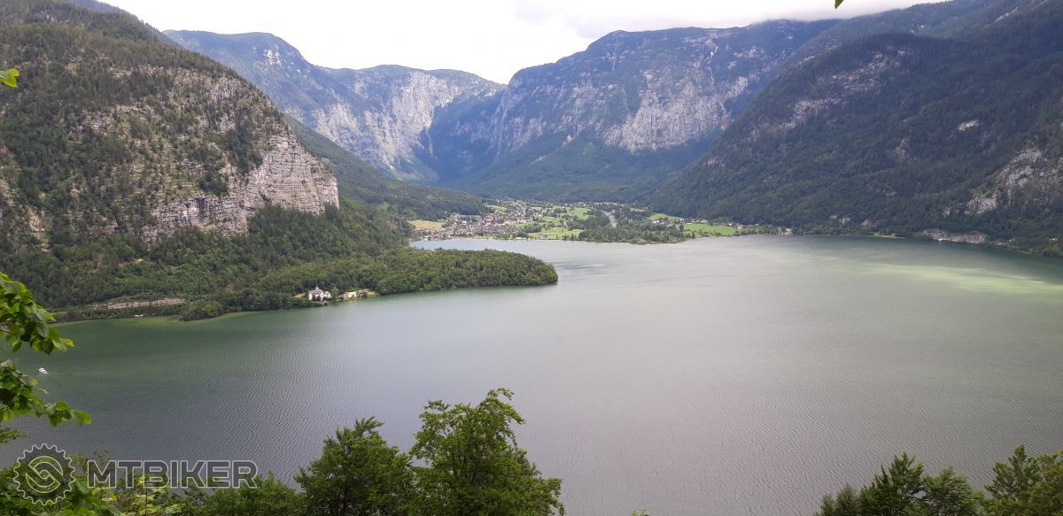 Ďalší nádherný výhľad pri stúpaní nad Hallstattom stúpanie nad Hallstattom