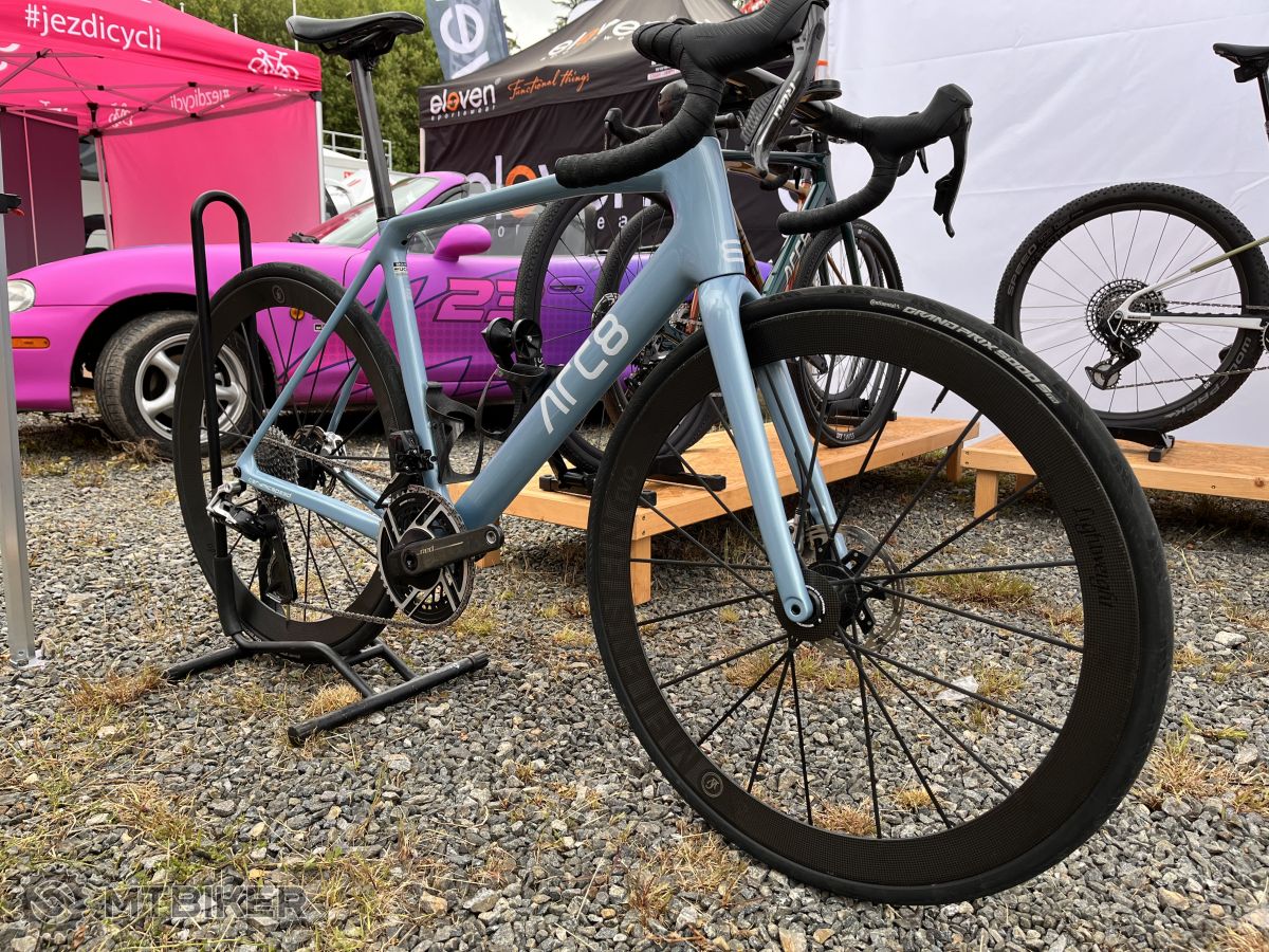bicykel ARC8
