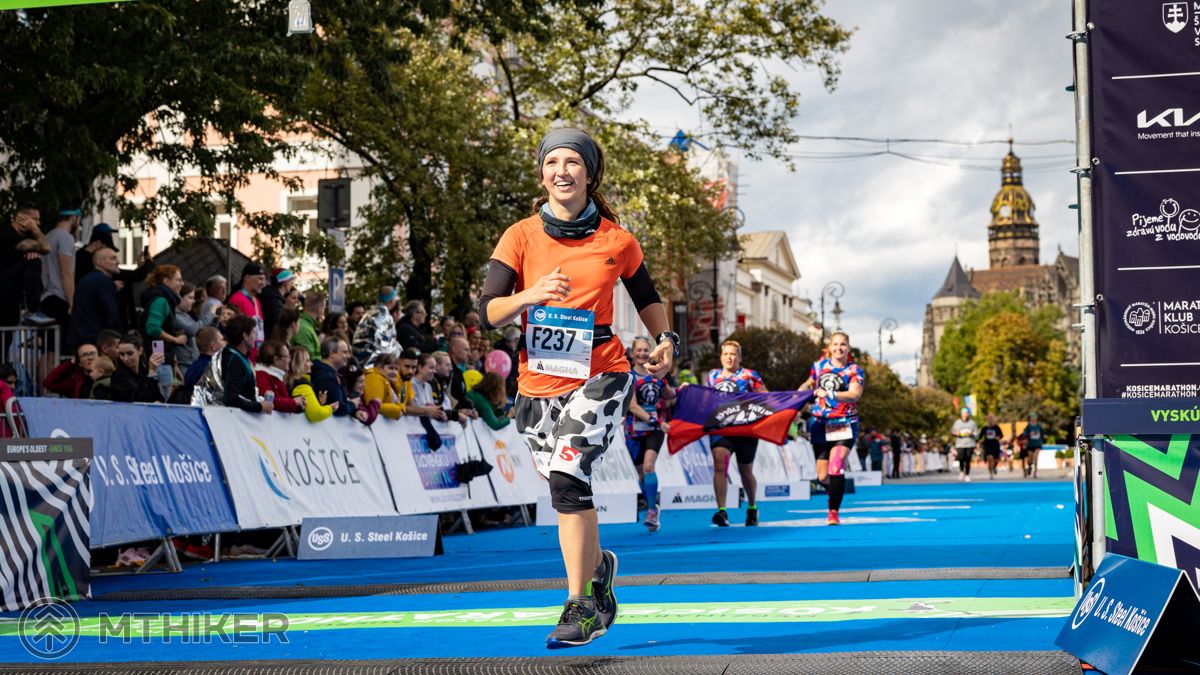 Prežila som prvý maratón! A ešte mi spravili aj peknú fotku! v cieli bežeckého maratónu