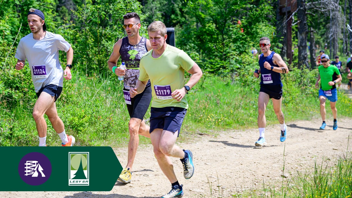 Prvé kilometre lesným úsekom trate počas najdlhšej 20 km trasy Beh na trati