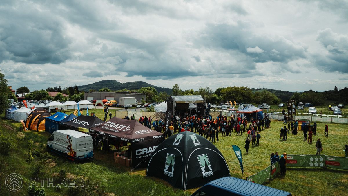 V štartovom mestečku to žije - registrácia, výbava, rozcvička a atmosféra, ktorú treba zažiť. štartové zázemie pretekov