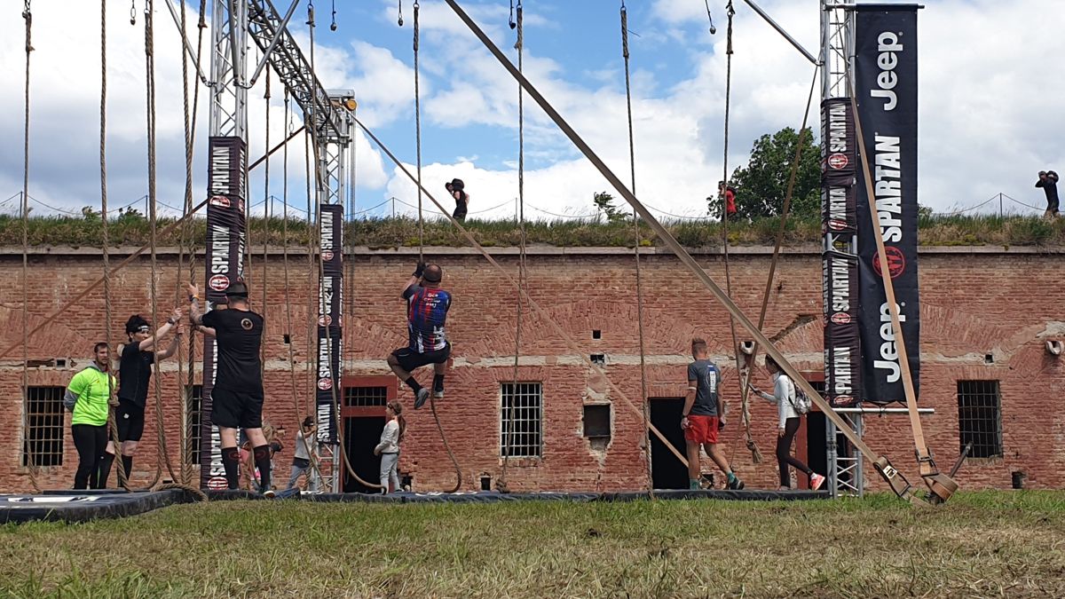 Na obávanej lanovej prekážke Pretekári rúčkujú na lane, Spartan Race