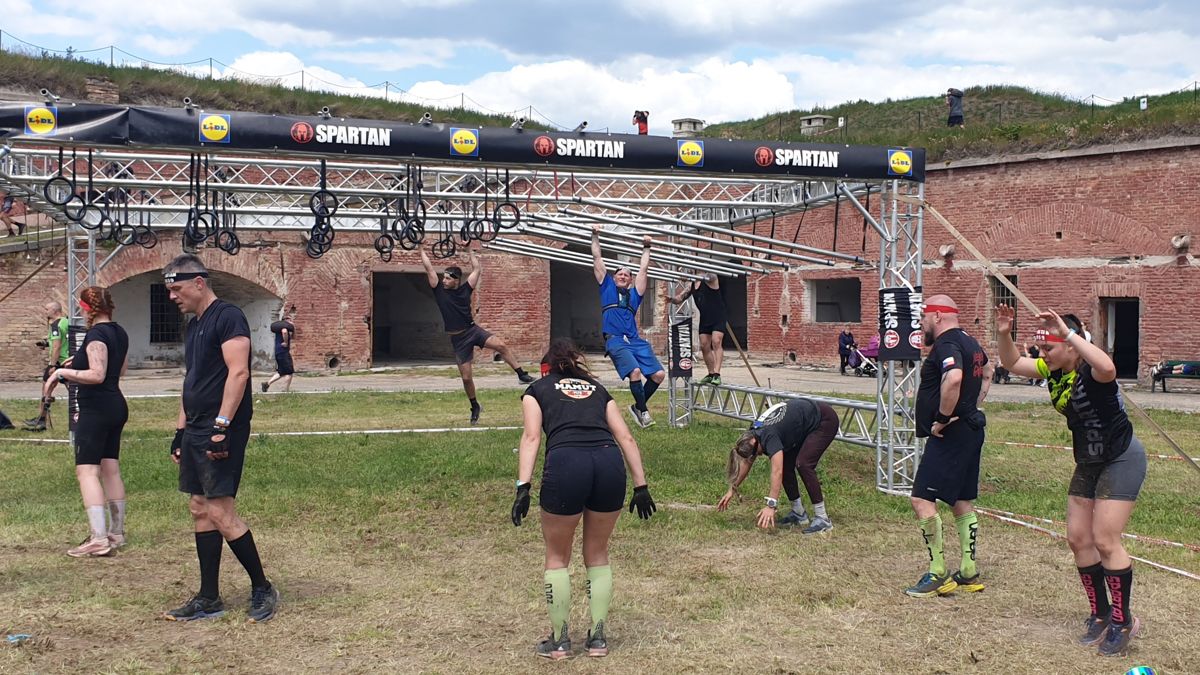 V popredí súťažiaci, ktorým sa nepodarilo zdolať Monkey bar Súťažiaci na Monkey bar