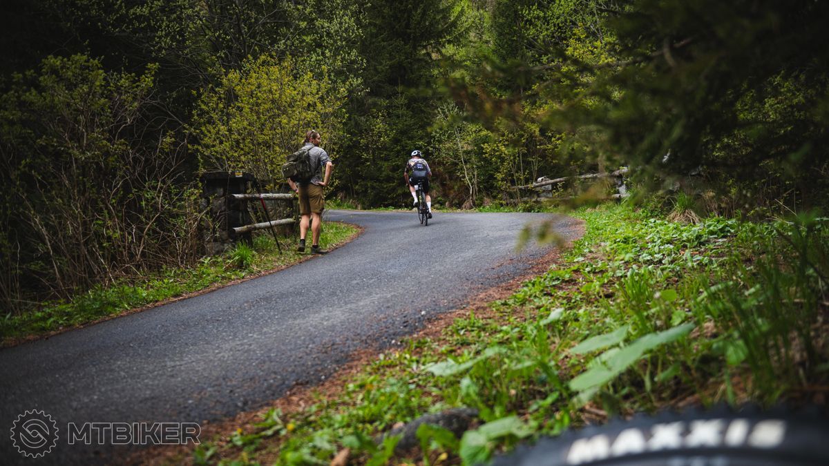 Mostík cez potok je cca v polovici stúpania Stúpanie na Sliezsky dom, Mostík cez potok, MTBIKER Sliezsky kráľ 2025