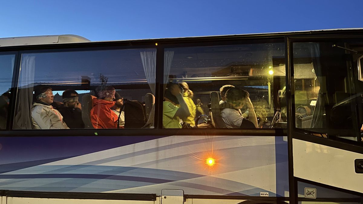 Tridsať súťažiacich dvojíc, ktoré autobus odvezie do neznáma. Tam sa to začne. Prežití