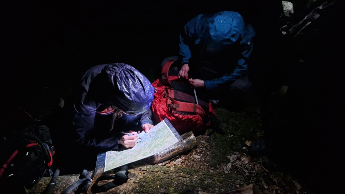 Posledné stanovisko. Znovu tma, pridal sa dážď. Hlad a únava sú samozrejmosťou. Prežití