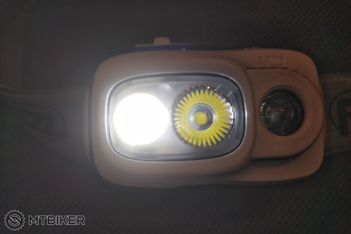 Při pohledu na čelovku se zapnutou funkcí Reactive Lighting uvidíte svítící pouze LED se širokým kuželem. V provozu je pak jas obou LED dynamicky měněn. Při pohledu na čelovku se zapnutou funkcí Reactive Lighting uvidíte svítící pouze LED se širokým kuželem. V provozu je pak jas obou LED dynamicky měněn.