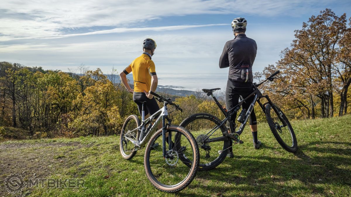 Nech sme, akí sme, s parťákmi to je veselšie. Dvaja cyklisti pozerajú na inverziu na Považí