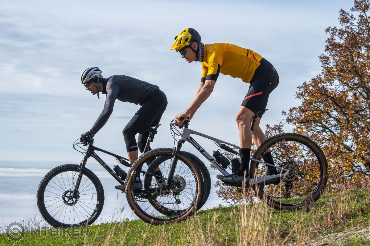 Nevhodné tempo partnera, stále niekto príliš vpredu alebo vzadu? Dvaja cyklisti idú dole kopcom