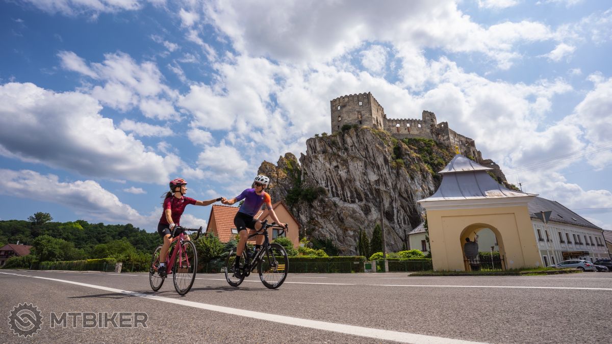 Mier, láska a pohoda. <i class='fa fa-smile-o'></i> Dvaja cyklisti na ceste pod hradom Beckov