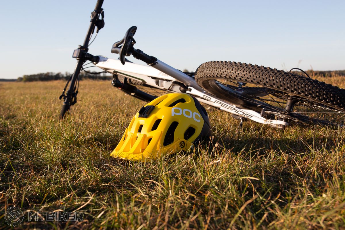 Prilba a bicykel na lúke