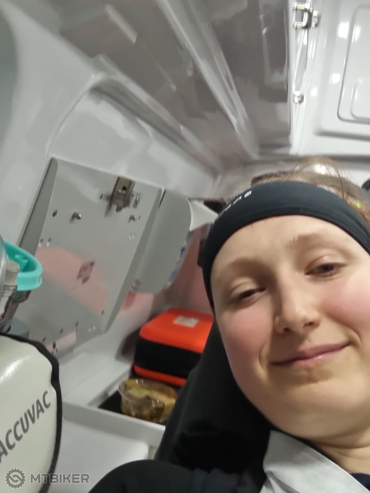 cyklistka po nehode v sanitke