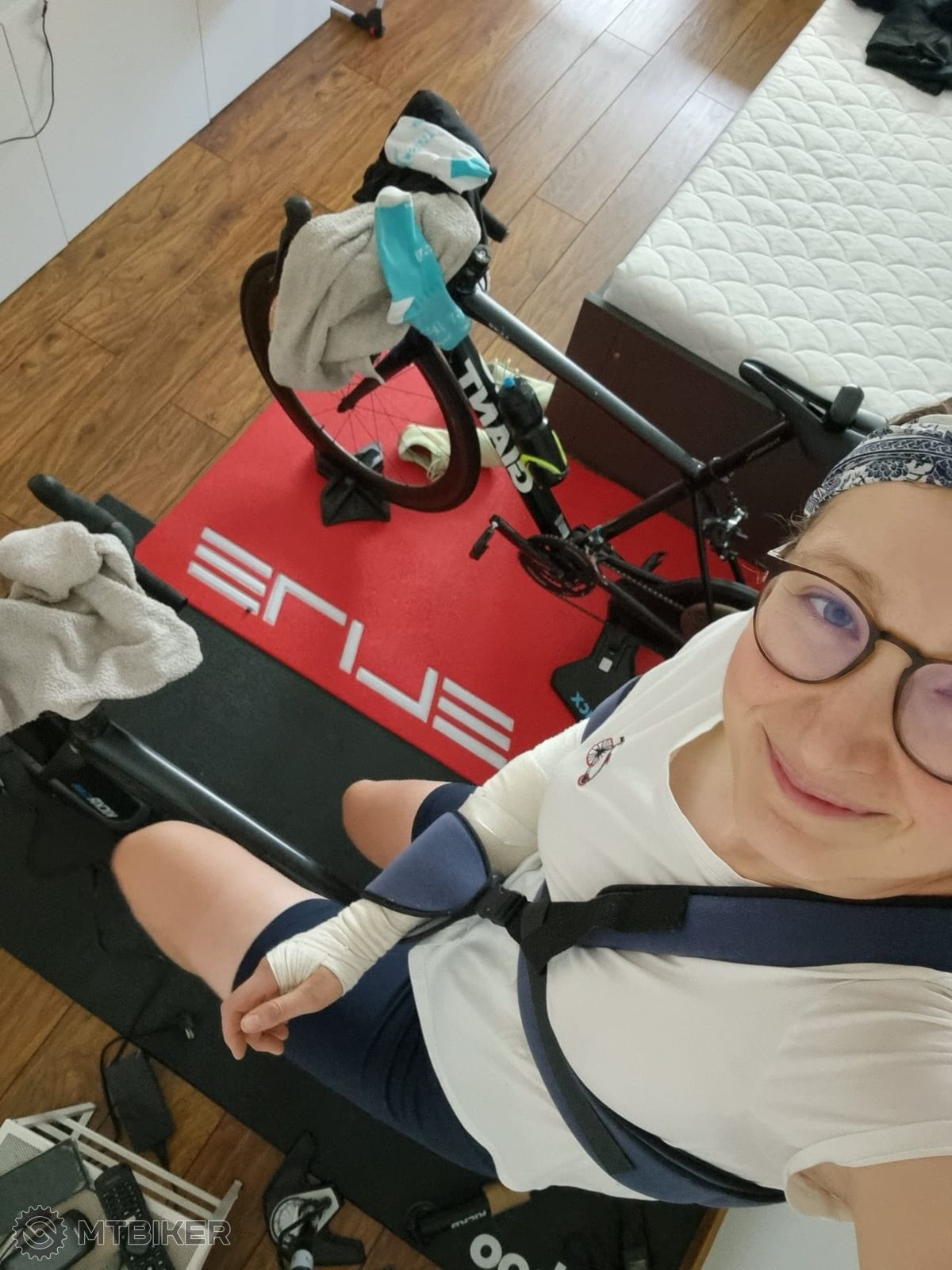 cyklistka na trenažéri