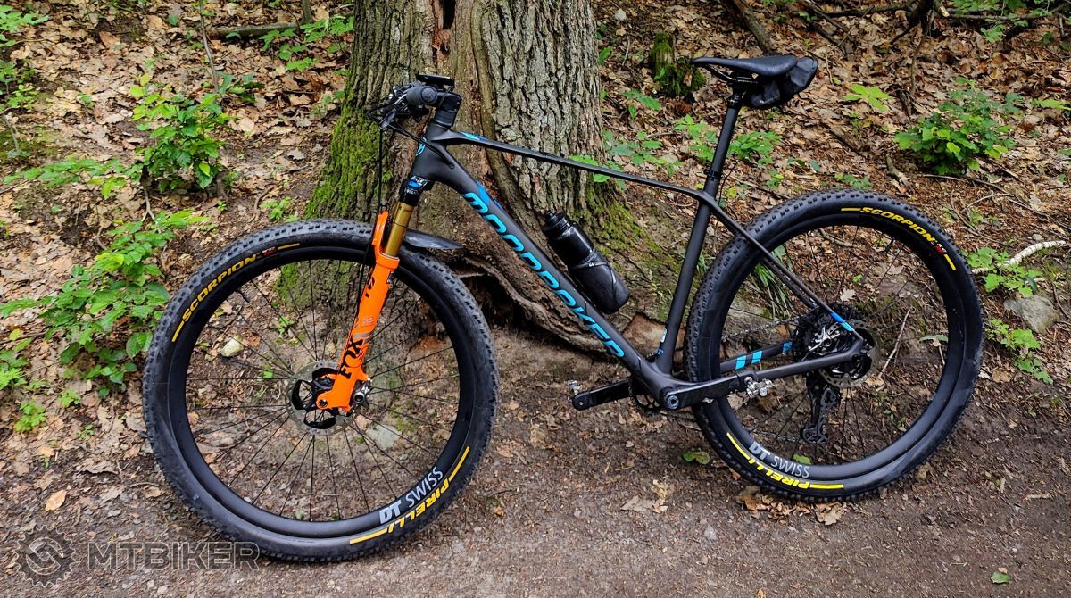 Bočný pohľad na bicykel už s teleskopickou sedlovkou. Mondraker Podium RR SL 2021
