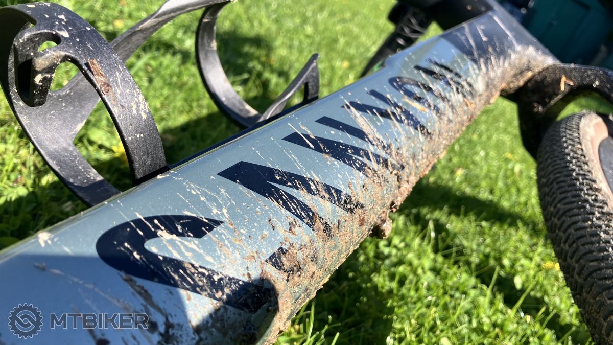 Boli momenty, kedy som dúfal, že sa nič nepoškriabe... ochrana rámu chýbala Canyon Grail CF SLX 8 AXS