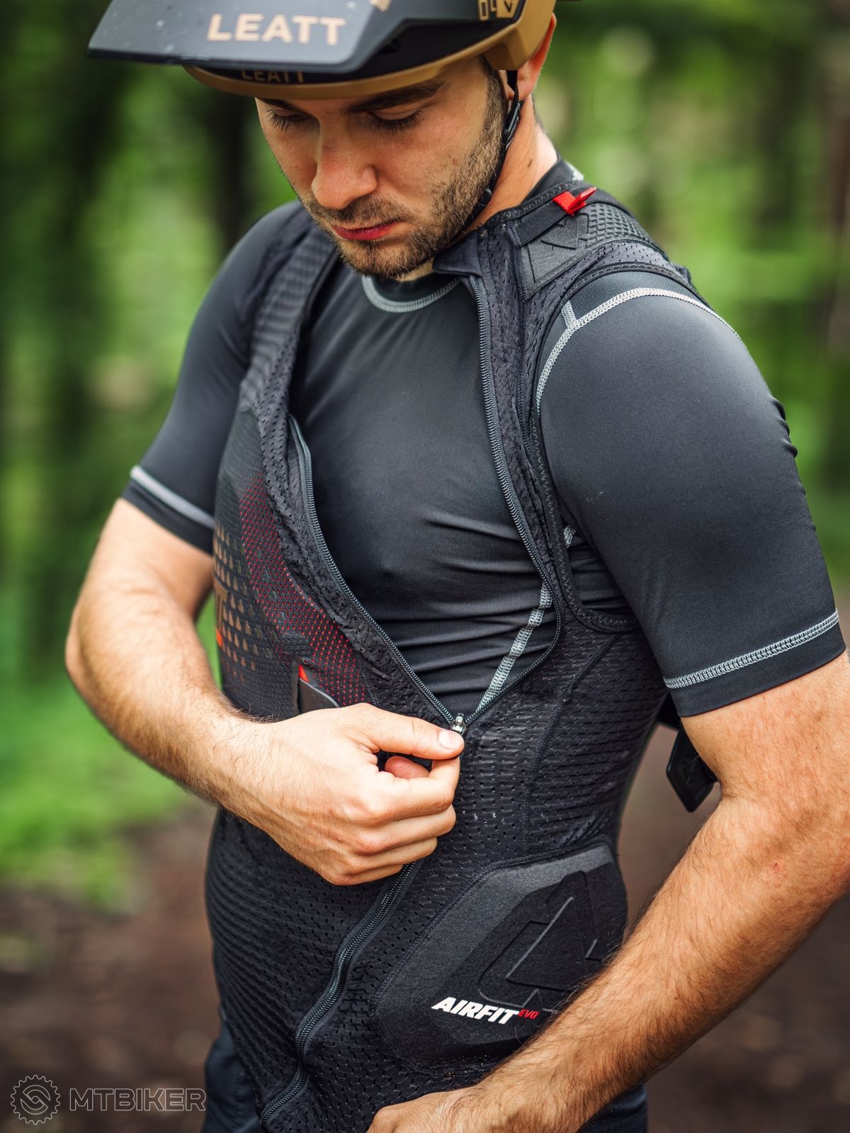 muž vo veste Leatt Body Vest 3DF AirFit Evo