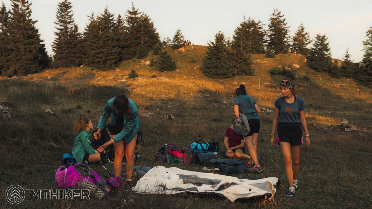 Stavanie nocľahu kemp, camp, kemping, camping, kempovanie, campovanie
