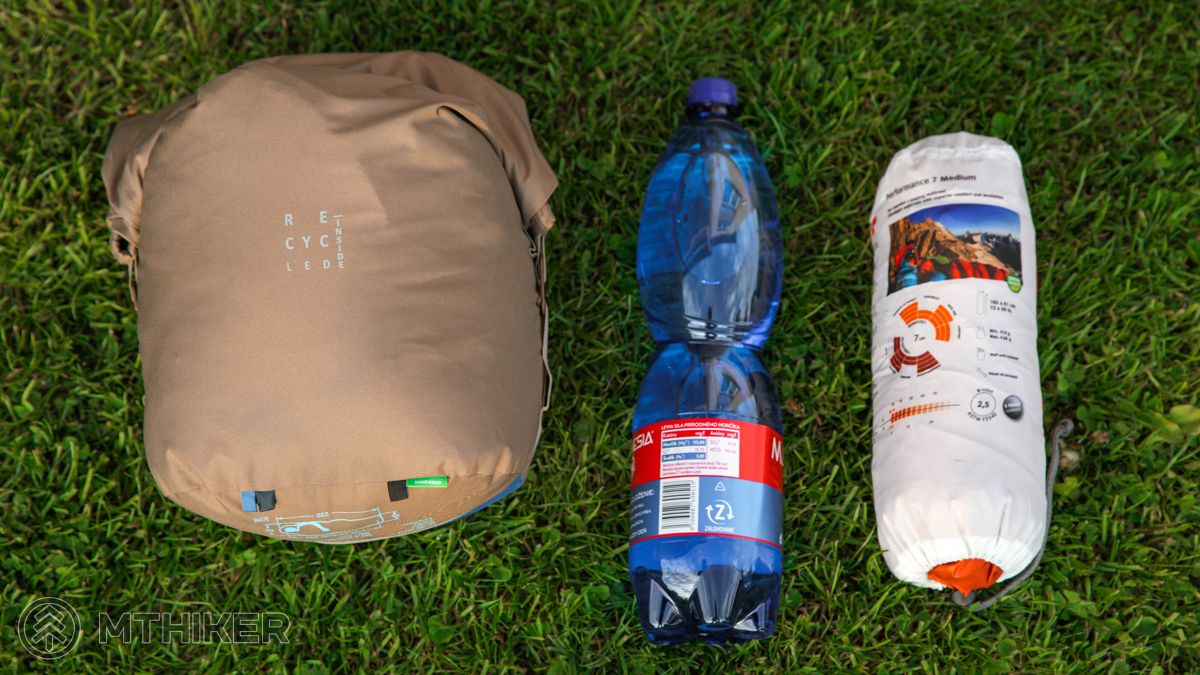 Porovnanie zbaleného spacáku s fľašou vody kemp, camp, kemping, camping, kempovanie, campovanie, stanovanie, spacák, výber spacáku