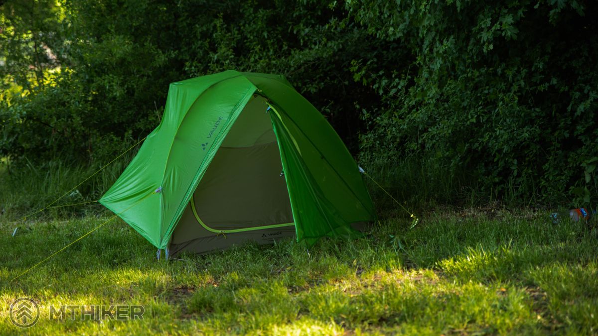 Otvorený predný vchod, ktorý tvorí predsienku kemp, camp, kemping, camping, kempovanie, campovanie, stan, stanovanie, výber stanu