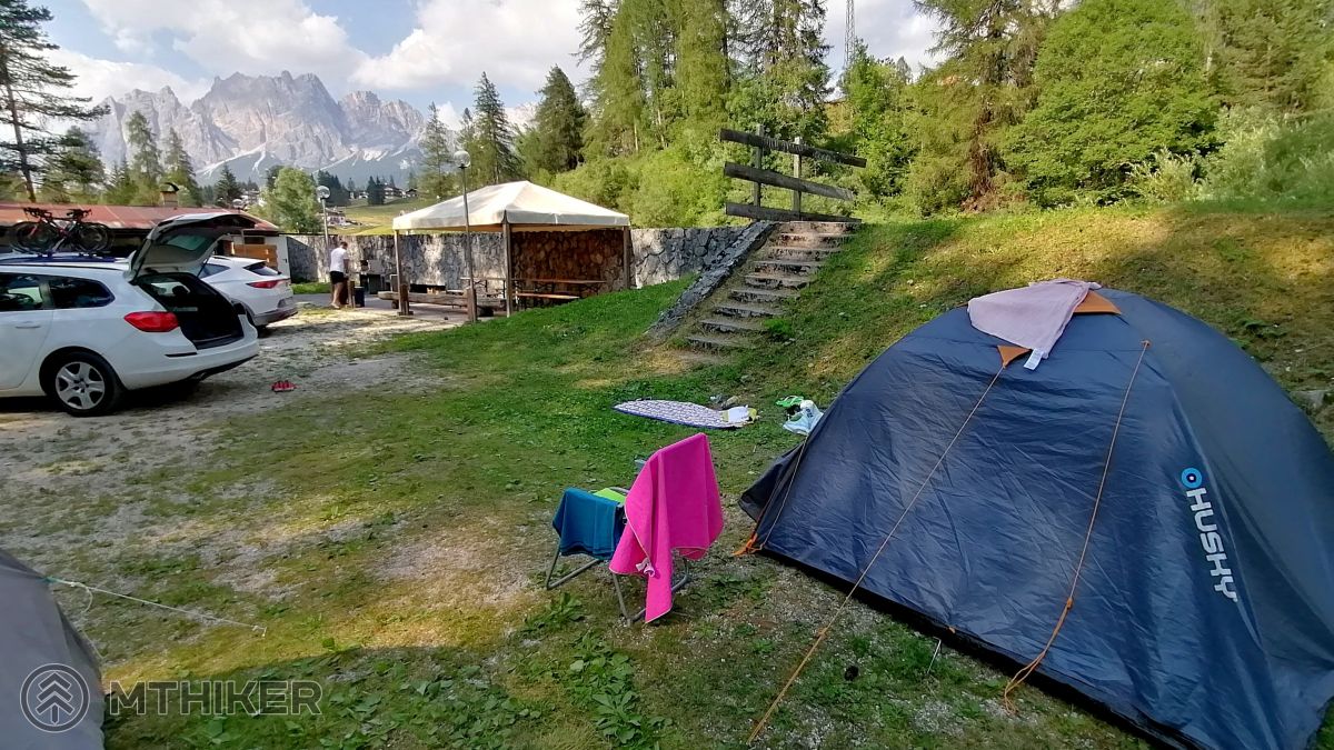 Kempovanie v talianskom kempe v Dolomitoch kemp, camp, kemping, camping, kempovanie, campovanie, stan, stanovanie, výber stanu