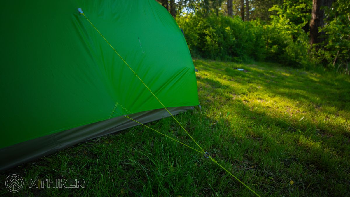 Napnutie stanu pomocou šnúr (dôležité kvôli vetru a vode) kemp, camp, kemping, camping, kempovanie, campovanie, stan, stanovanie, výber stanu