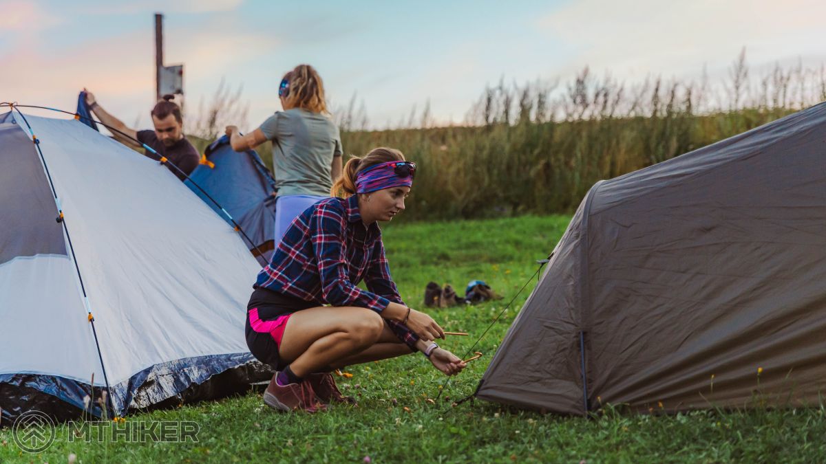 Kolíkovanie stanu kemp, camp, kemping, camping, kempovanie, campovanie, stan, stanovanie, výber stanu