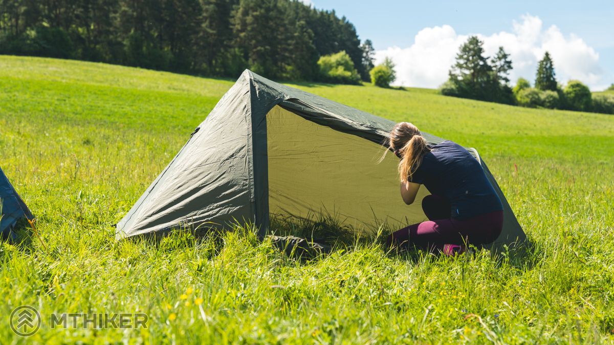 Stavba vonkajšej konštrukcie ako prvej (výhodné za dažďa) kemp, camp, kemping, camping, kempovanie, campovanie, stan, stanovanie, výber stanu