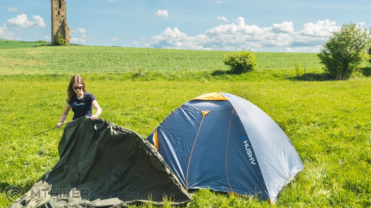 Stavba vonkajšej konštrukcie ako prvej kemp, camp, kemping, camping, kempovanie, campovanie, stan, stanovanie, výber stanu