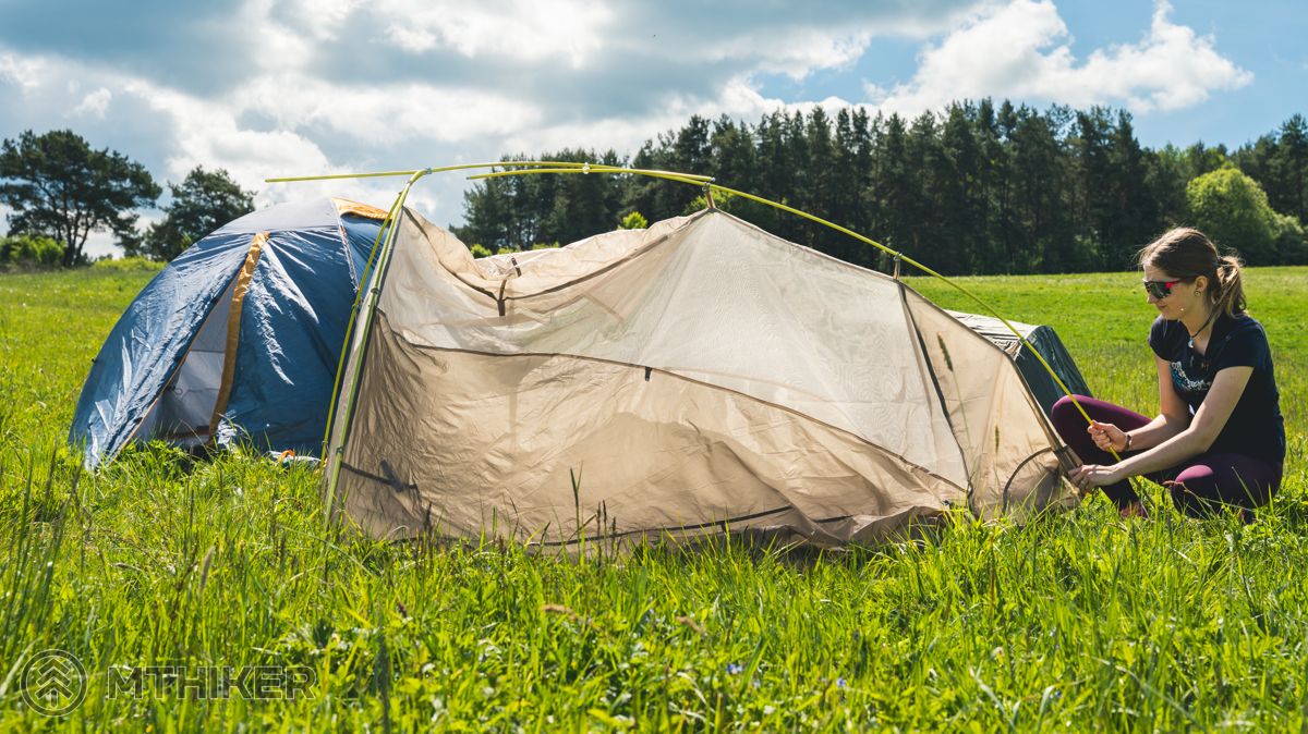 Stavba vnútornej spálne ako prvej kemp, camp, kemping, camping, kempovanie, campovanie, stan, stanovanie, výber stanu
