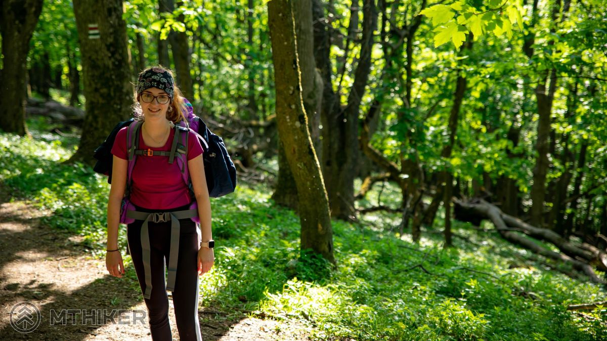 Uviazaná šatka prekrýva väčšinu hlavy aj uši túra, letná turistika, ochrana pred slnkom, slnečné okuliare
