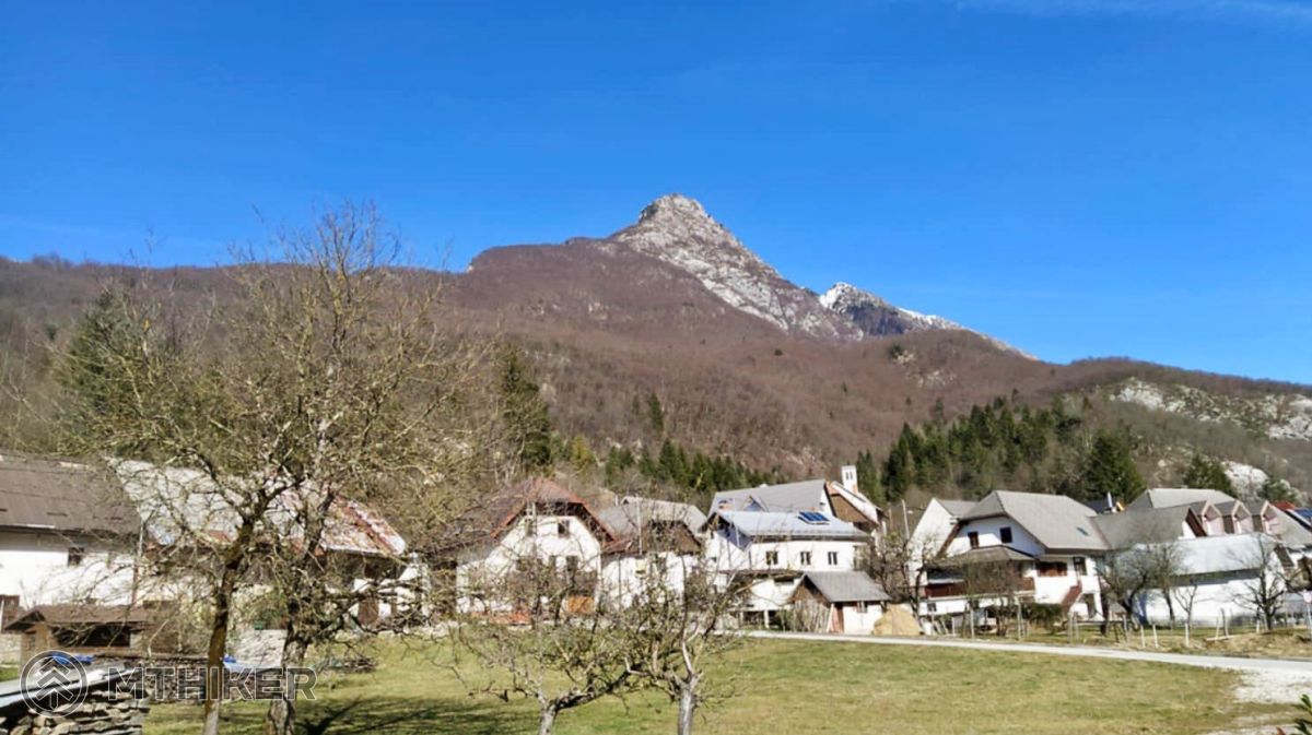 Kal-Koritnica, v pozadí Svinjak Kal-Koritnica, Svinjak, Slovinsko