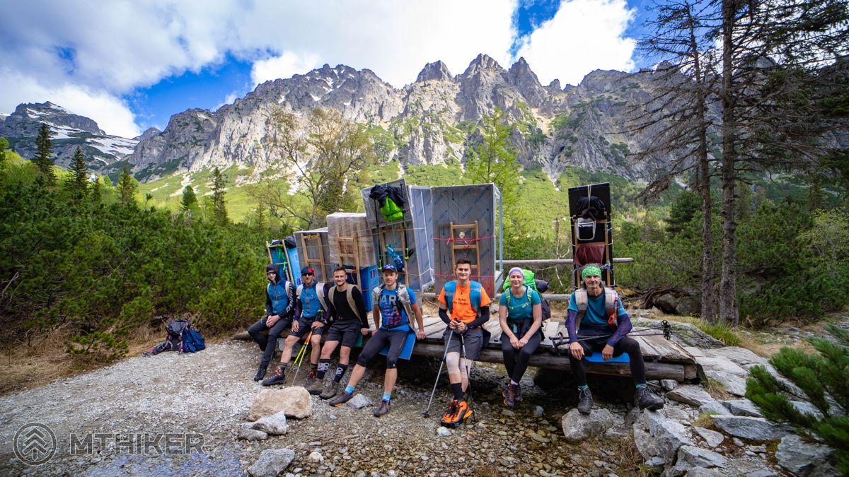 Netradičná a náročná vynáška (nábytok do prerobenej kuchyne na chate) nosič, sherpa, nosiči, veľká studená dolina, zbojnícka chata