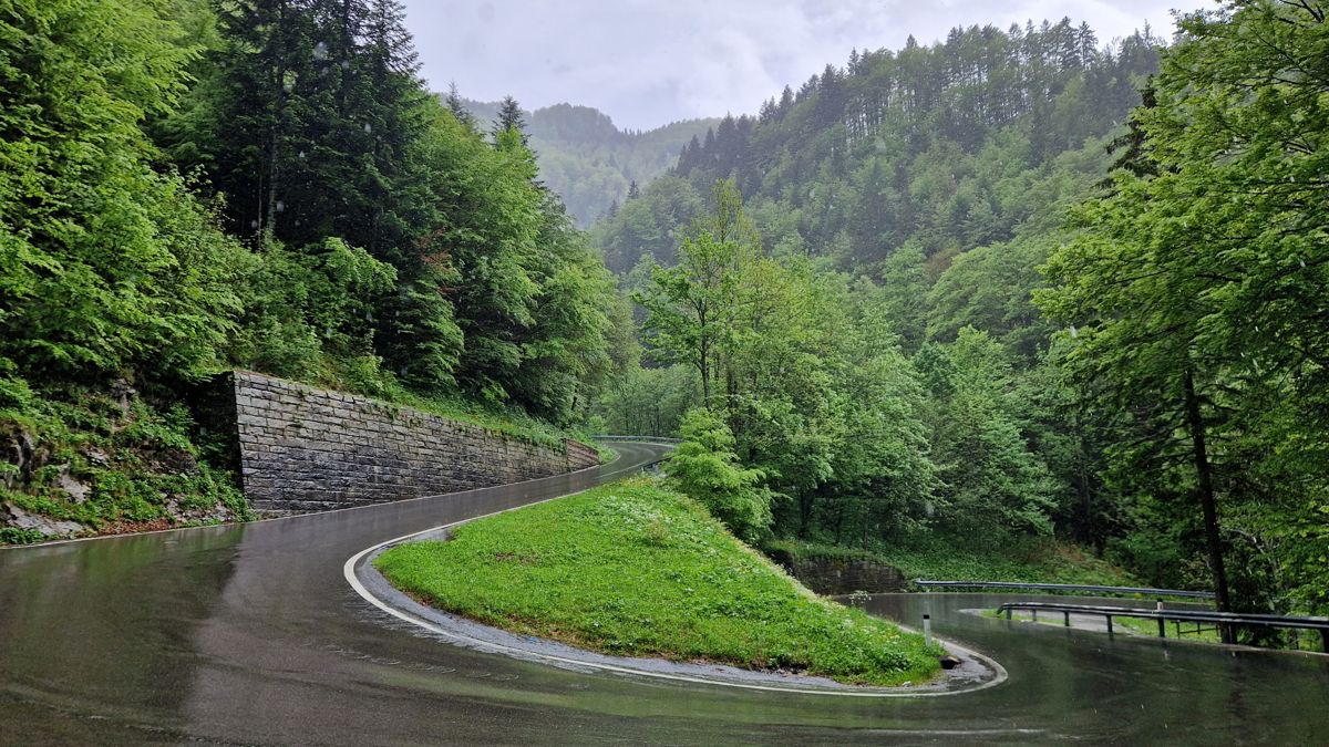 Keď sa proti tebe spikne gravitácia s vodou v stojke na Loiblpass. Loiblpass