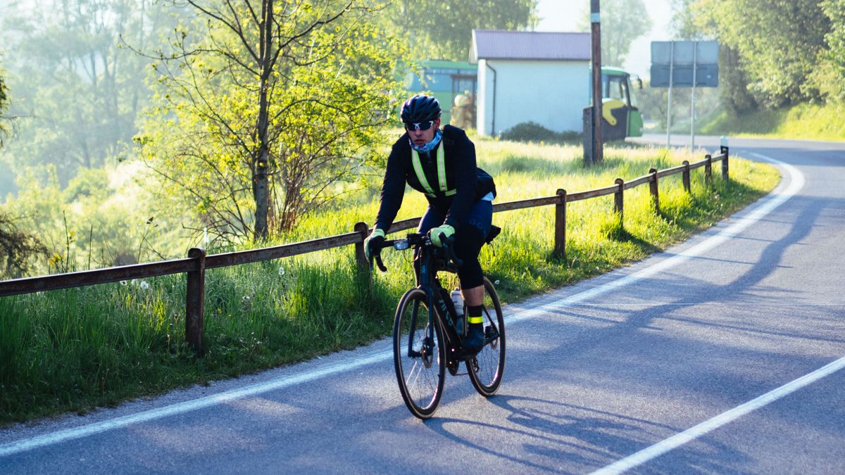 V prvom ročníku na RTSK teplota klesala k 2 °C – bolo treba nahodiť bundu, návleky a pustiť sa do nočnej honby za kilometrami (foto z rána). Michal Dobiš
