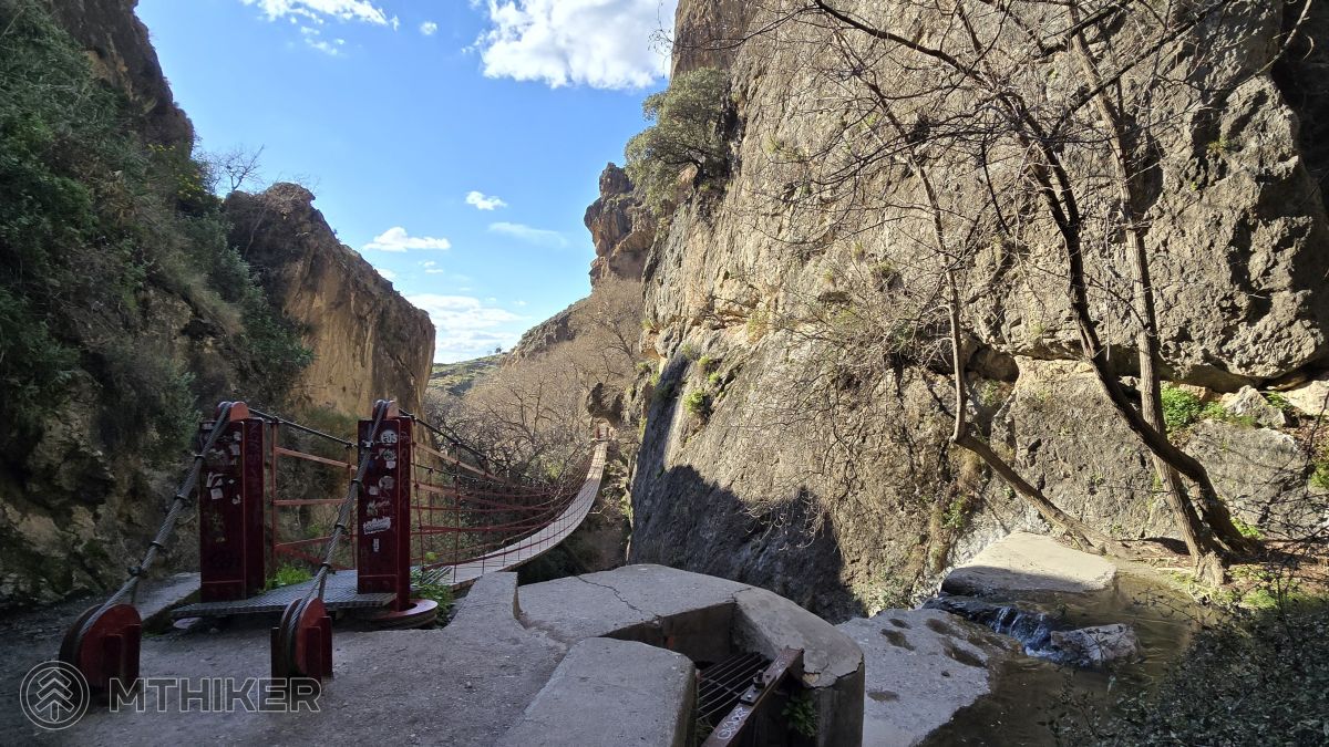 Najdlhší a najvyšší visutý most ponad Río Monachil Analúzia, Španielsko, treky v Sierra Nevade