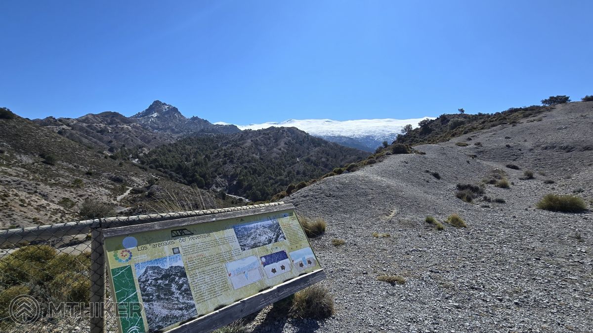 Sedlo Mirado del Trevenque s výhľadmi na hlavný hrebeň Analúzia, Španielsko, treky v Sierra Nevade, Sedlo Mirado del Trevenque