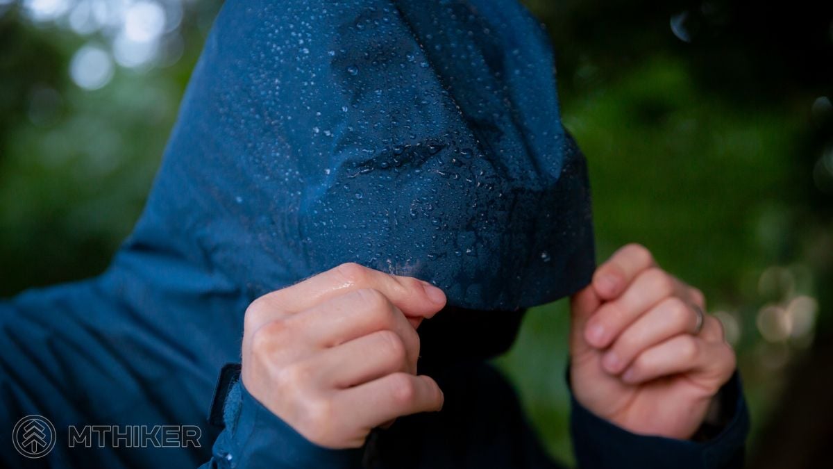 Kapucňa so štítom plní svoju funkciu na 100 % Kvapky vody stekajúce po štíte kapucne