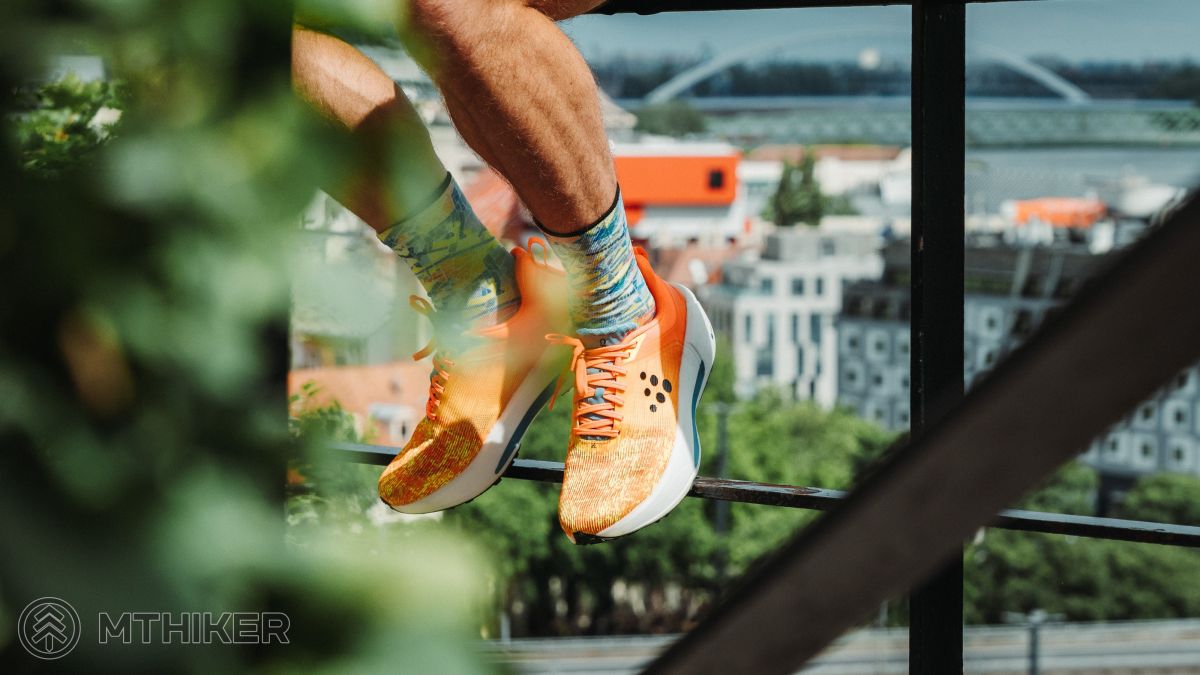 Fotogenické Craft Nordlite Ultra 2 v oranžovej farbe, ktorú si všimneš na prvý pohľad Bežec v oranžových Craft Nordlite Ultra 2 s výhľadom na mesto