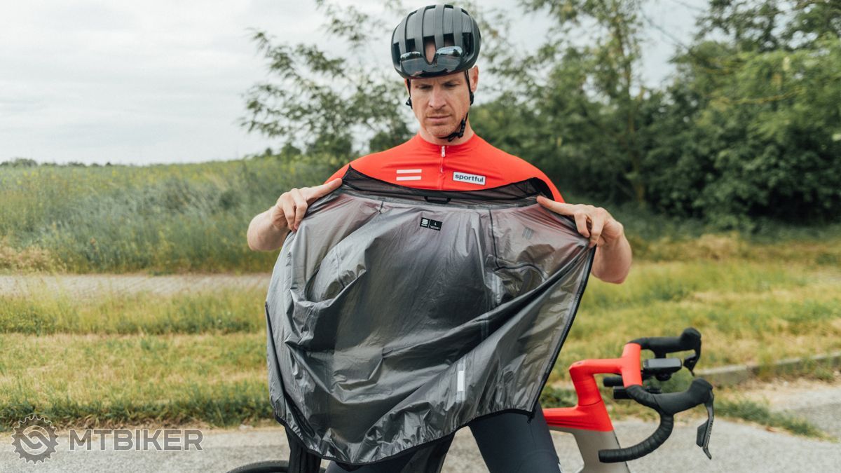 Spracovanie a detaily sú na slušnej úrovni. bunda Sportful AQUA LIGHT