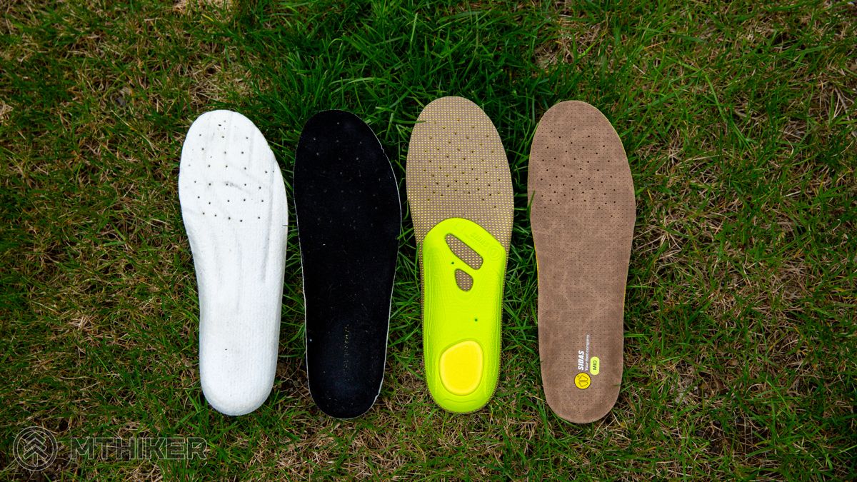 Porovnanie Sidas vložky Outdoor 3Feet vs. obyčajná vložka v turistickej topánke Vložky Sidas Outdoor 3Feet a vedľa nich bežné vložky v turistickej topánke