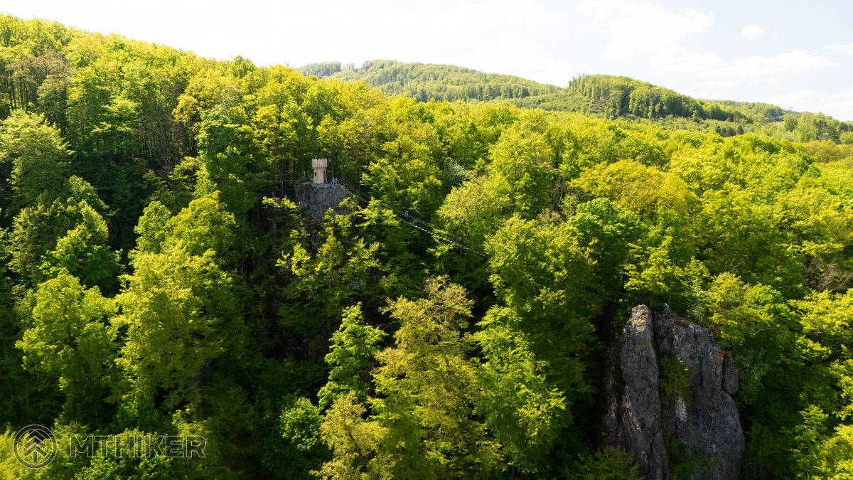 Ferraty Sokolie skaly sú schované v obklopení zelene Ferraty Sokolie skaly sú schované v obklopení zelene