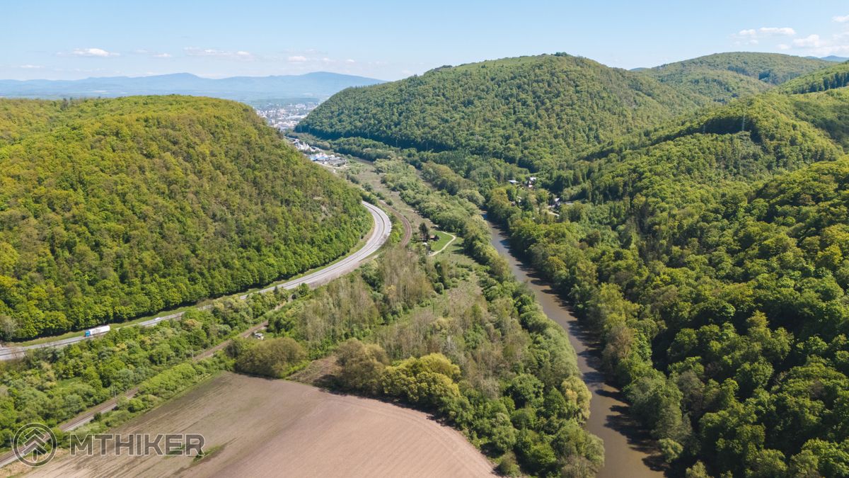 Výhľad z drevenej vežičky na Pustý hrad a rieku Hron Výhľad z drevenej vežičky na Pustý hrad a rieku Hron
