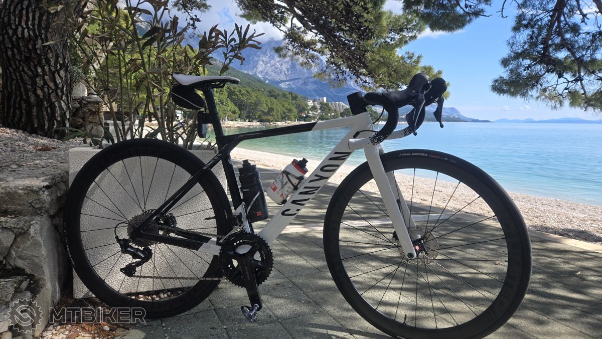 Doladené do detailov: kratšie kľuky, 0 mm offset, ráfiky s výškou 40 mm, riadidlá so šírkou 360 mm, 1250 ml vody k dispozícii. bicykel canyon pri mori