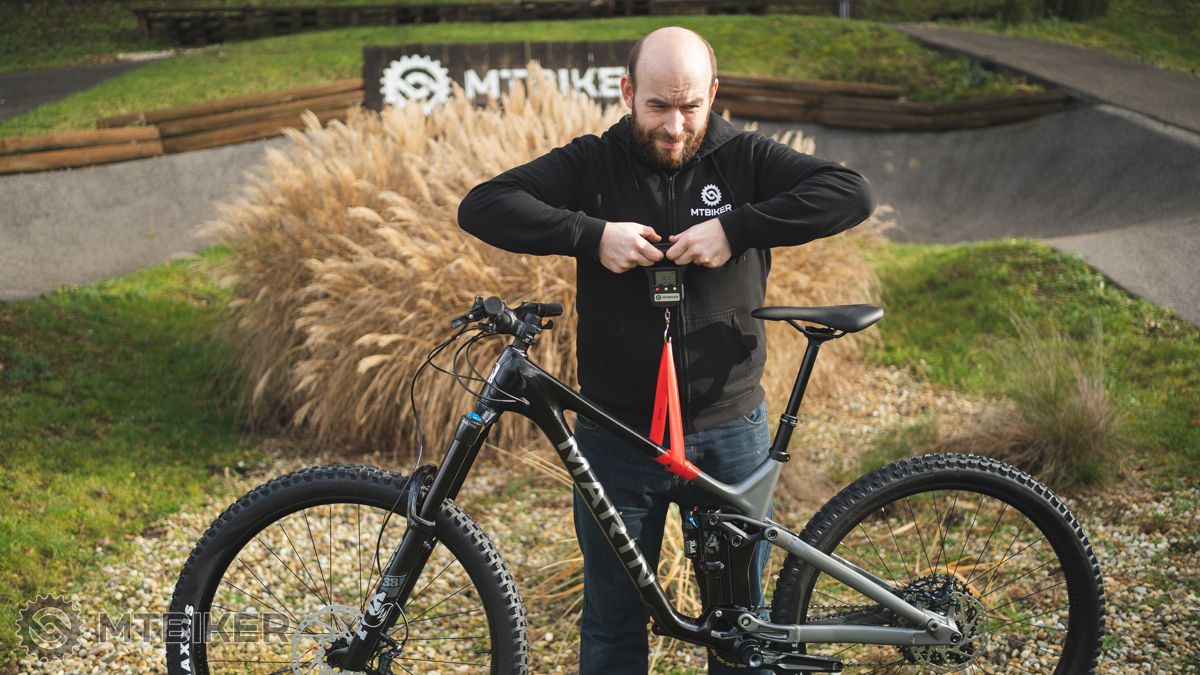 To, že je bicykel karbónový, ešte neznamená, že bude aj ľahký – 15,9 kg pre Marin Alpine Trail Carbon. Marin Alpine Trail Carbon