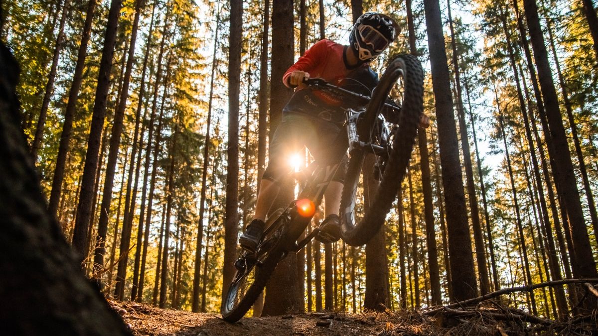 Az új technika még több mókát és emlékezetes pillanatot kínál, ahogy ezen a képen Új technika, downhill, downhill